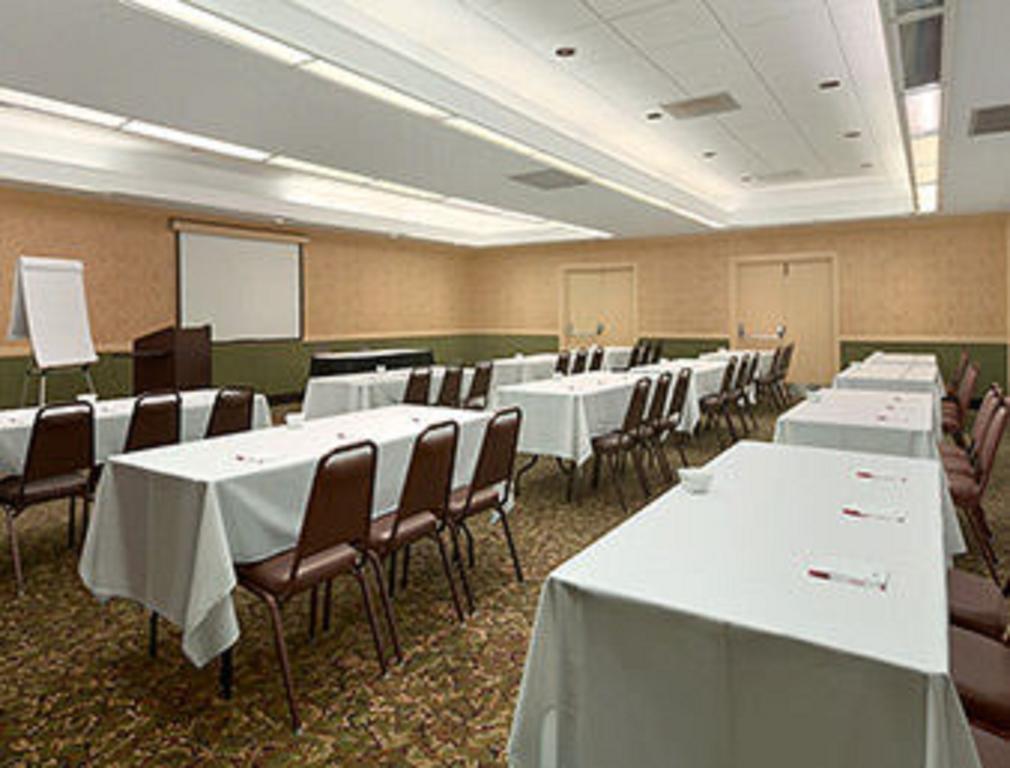 Ramada Burlington Hotel And Conference Center Luaran gambar