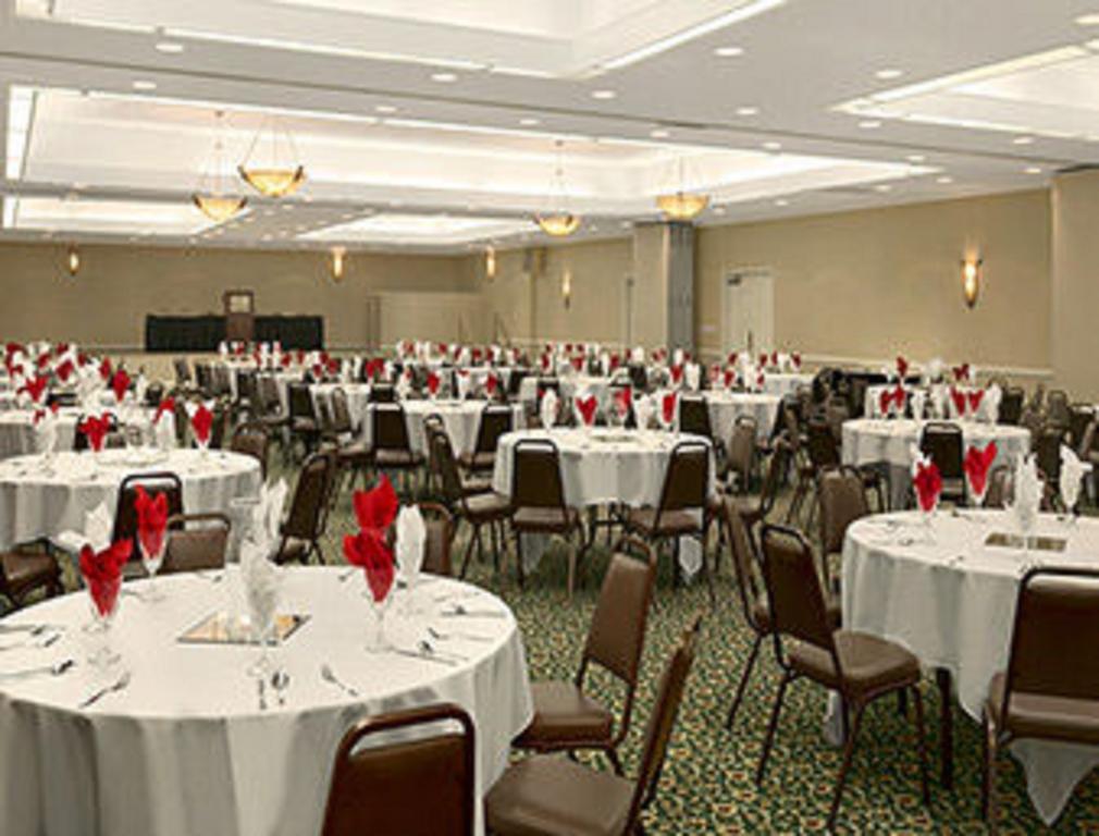 Ramada Burlington Hotel And Conference Center Luaran gambar