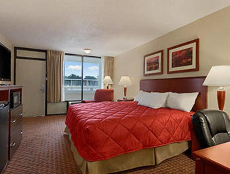 Ramada Burlington Hotel And Conference Center Luaran gambar